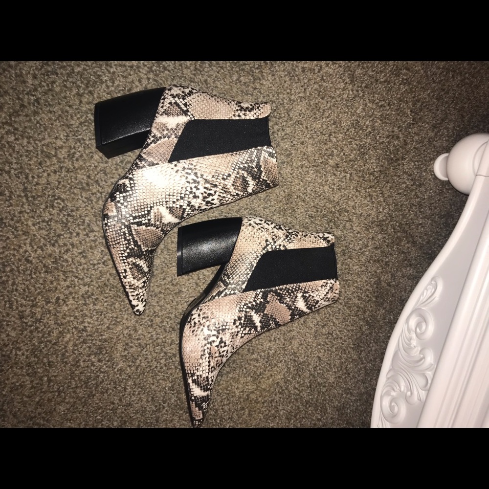 Snakeskin bootie NWOT size 8!!